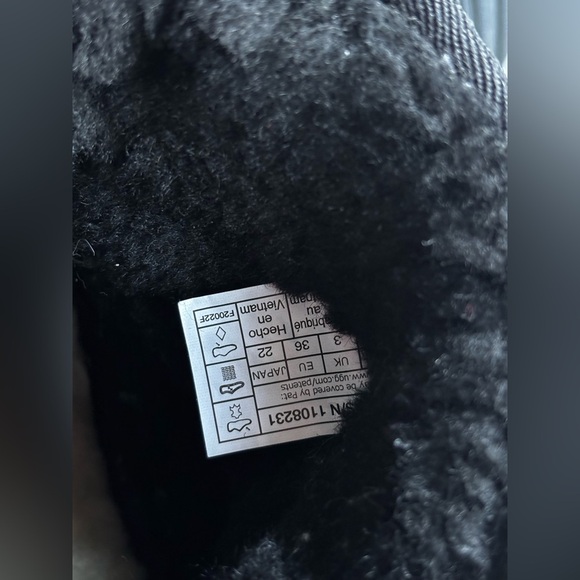 Ugg | kids | class mini boot | plush lining  | black | branded | suede | 5 - Picture 4 of 11